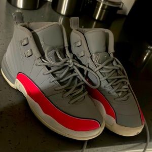 They are brand new don’t fit me Jordan 23 size4 women only wore them once